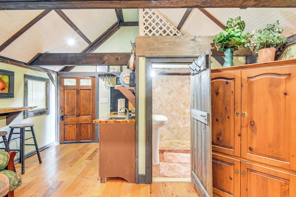 Creekside Milford Studio w/ Gas Grill + Mtn Views!