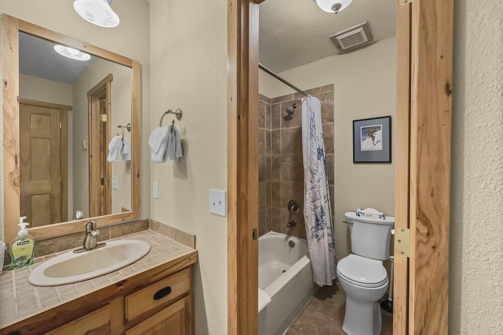 6952 Villamont Townhomes 2br 2ba 3 Bedroom Condo by RedAwning view 2