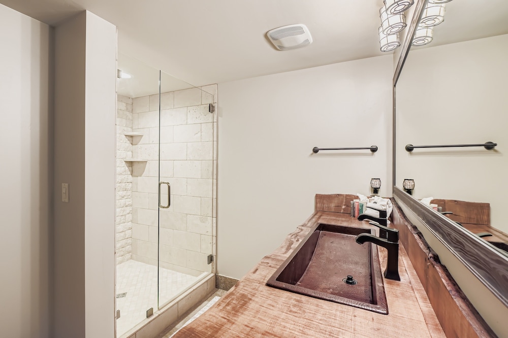 King Road Luxury Lodge, Private Hottub, Game Room, Media Room 45 4 Bedroom Home