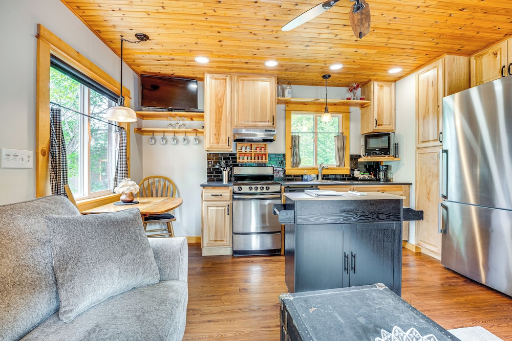 Deck & Fire Pit: Yakima River Retreat in Cle Elum
