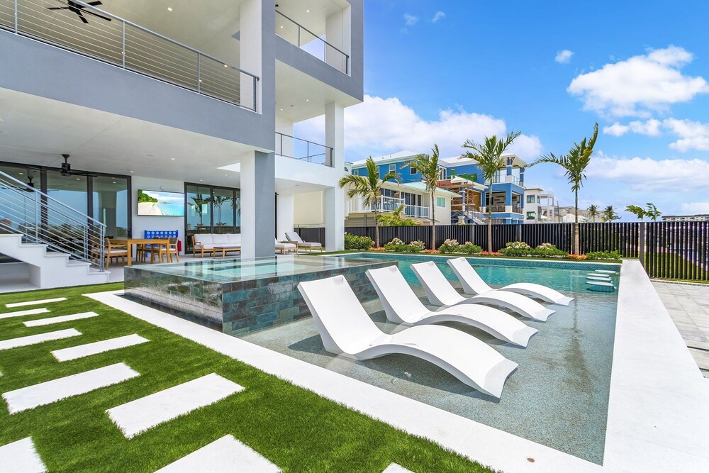 793 Shoreline Estate: 6bd/6br, Luxurious Pool Home On The Water! 6 Bedroom Home