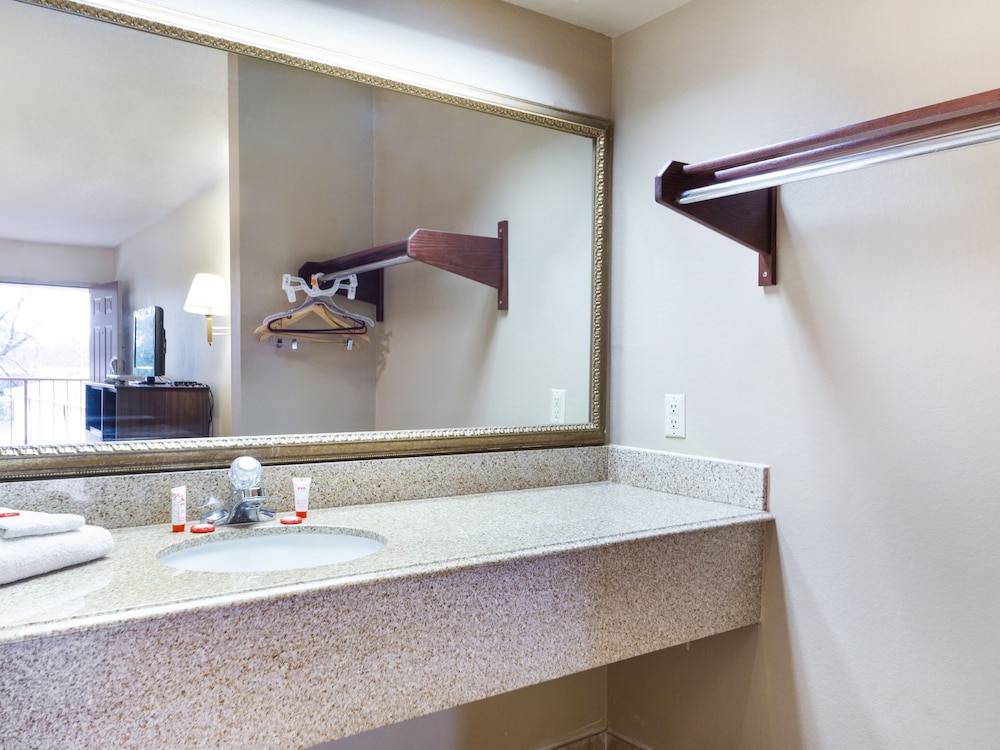 Days Inn & Suites by Wyndham Brewton