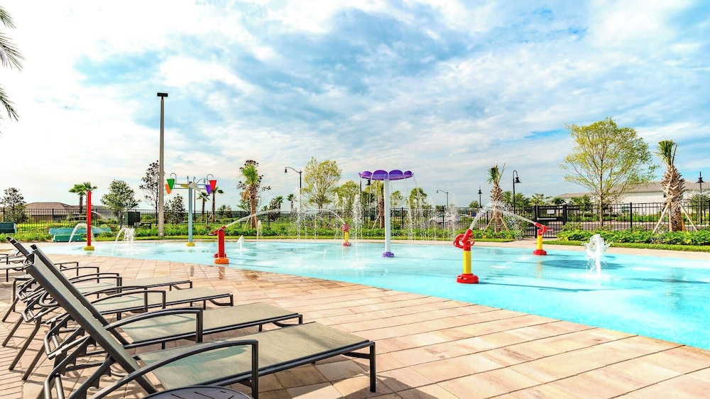 Upstay: Family-friendly 4BR Townhouse w Pool & BBQ