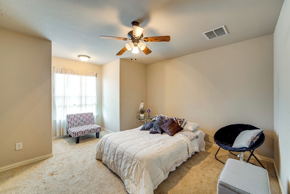 Spacious Texas Retreat w/ Community Pool
