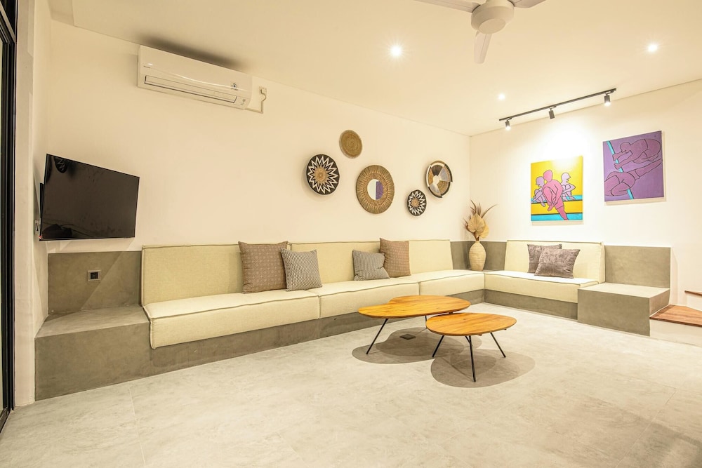 Opulent 5BR Modern Villa 400m From the Ocean