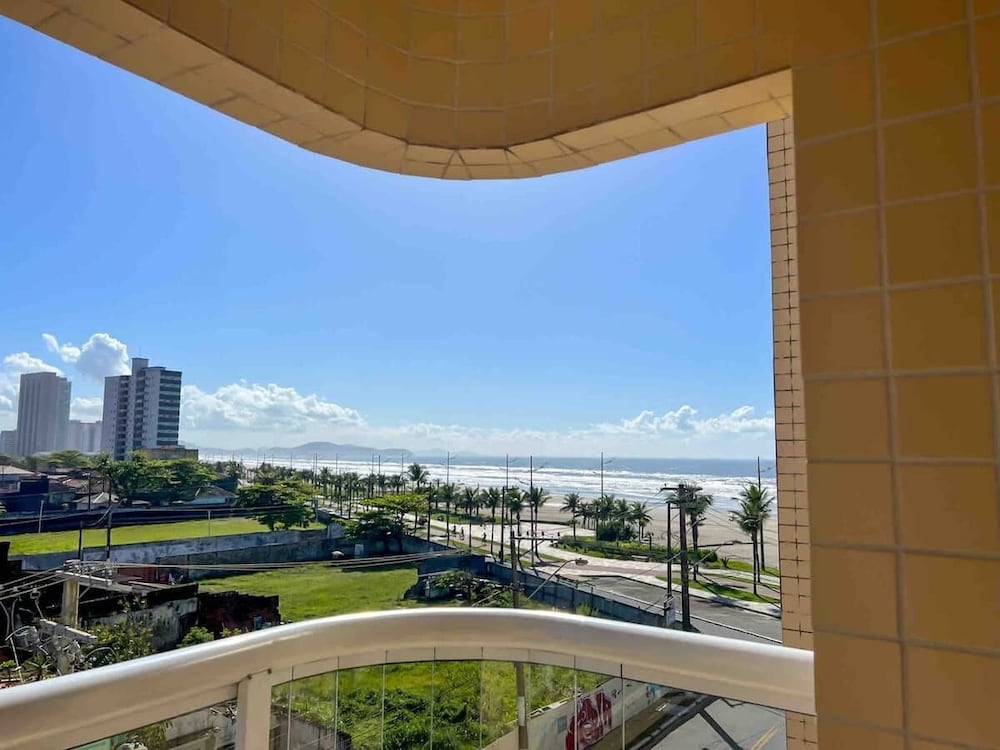 Pé na areia apto c vista mar e piscina