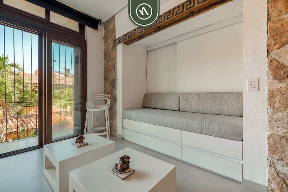 1 BR Mountain Retreat - 5 min to Beach - Pool
