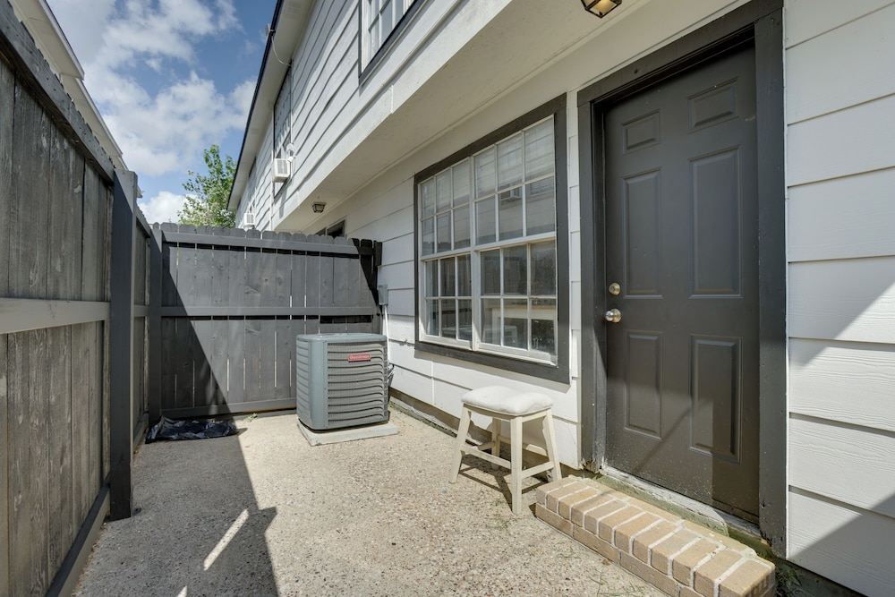 Pets Welcome! Humble Townhome 4 Mi to Airport