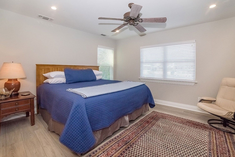 Anchorage Haus 3 Bedroom Home by RedAwning view 3