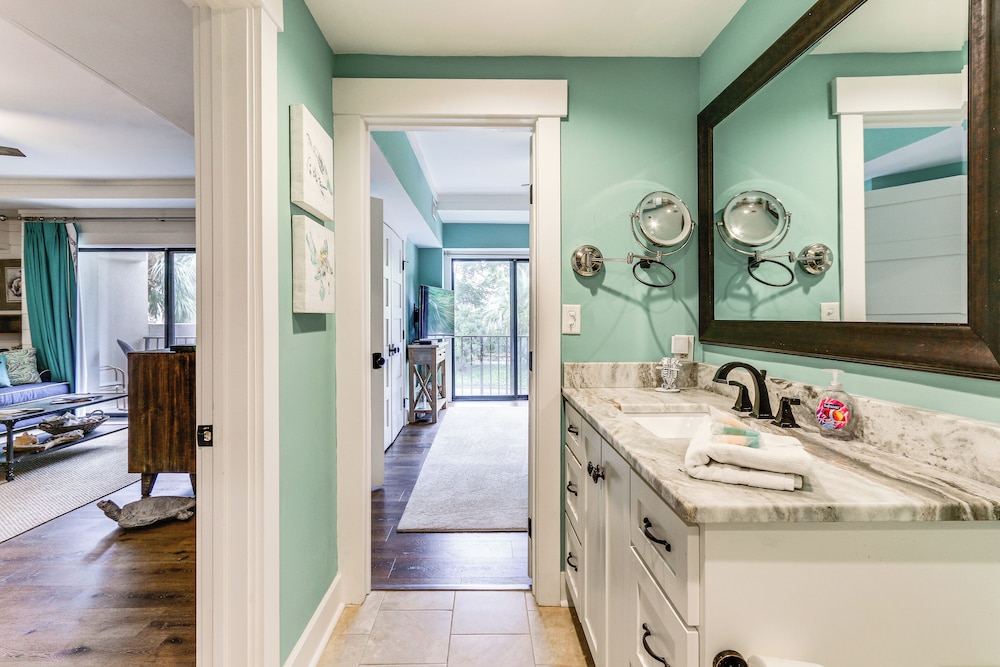 Easy Beach Access! Walkable Hilton Head Condo