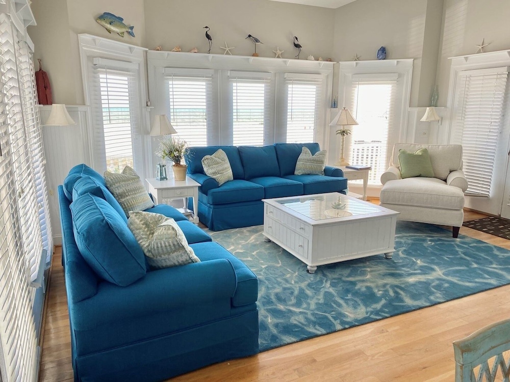Sweet Dreams Private 4 Bedroom Home by RedAwning