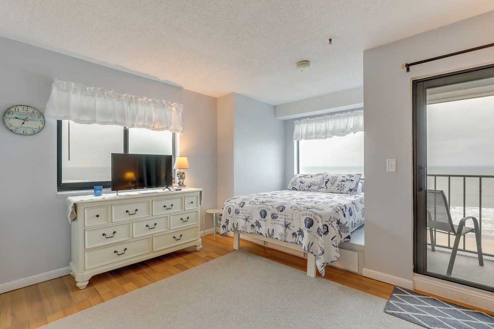 Steps to Sand: Condo w/ Pools in Myrtle Beach