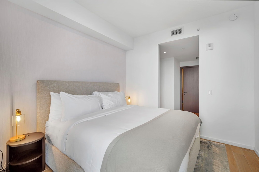 Bayside Apt with Stunning City Views