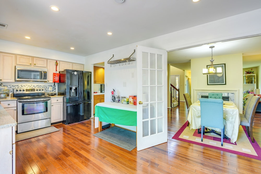 Close to Hospital & Dulles: Herndon Townhome