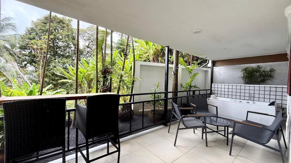 B11 Sunset Plaza Partial Seaview 1 Bedroom 1 Bathroom With Large Jaguzzi
