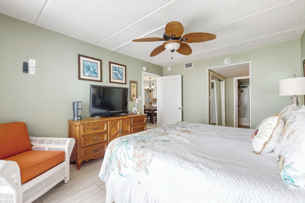 Resort 2BR Condo w/ Gulf-front Balcony & Hot Tub