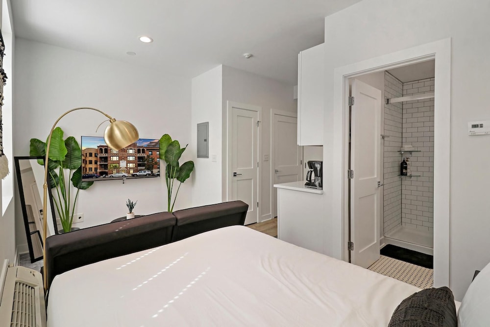 Uptown Studio Gem - Montrose rep - Image 3