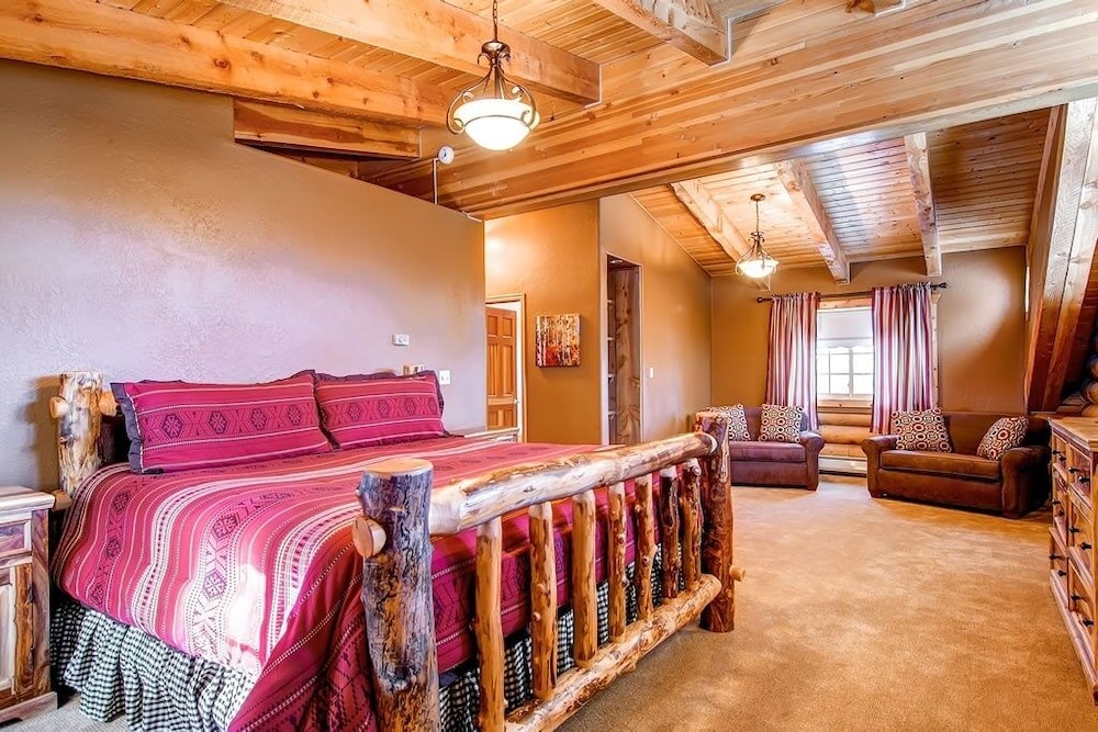 Snowshoe 4 Bedroom Home by RedAwning