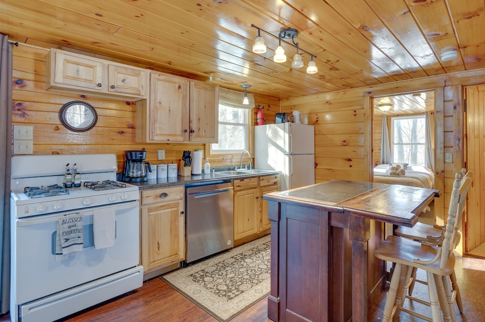 Cozy Laconia Cabin, Close to Winnipesaukee Pier!