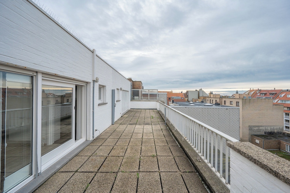 Stylish City-view Retreat
