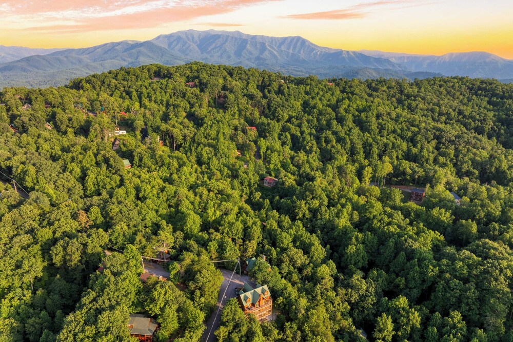 Big Bear Cove Hot Tub, Game Room, Fireplace + Smoky Mtn Views