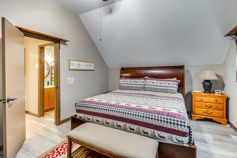 Ellijay Resort Cabin w/ Fire Pit, Decks, & Hot Tub view 2