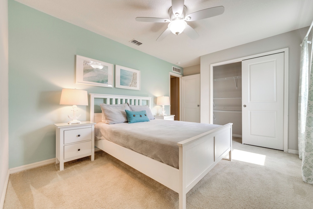4 Mi to Wdw: Sleek Townhome w/ Community Pool!
