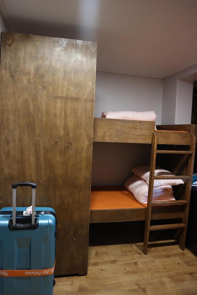 Zzzip Guest House - Hostel