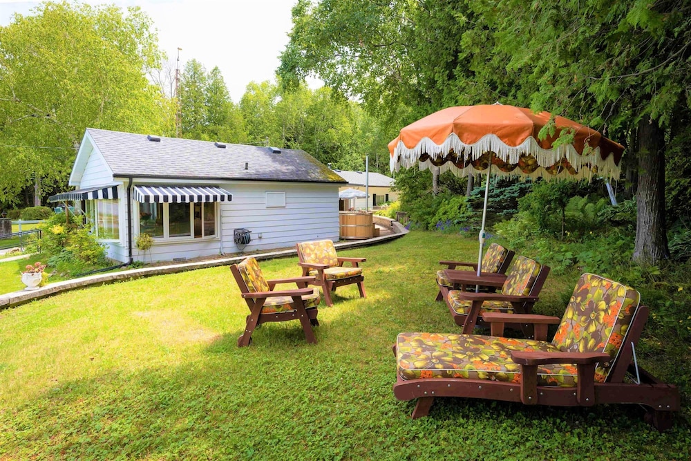 Retro Spacious Cottage - Somewhere in Time