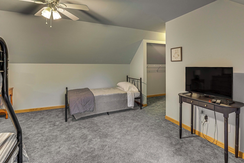 2 Mi to Woodbury Wildlife Area: Cozy Farmhouse!