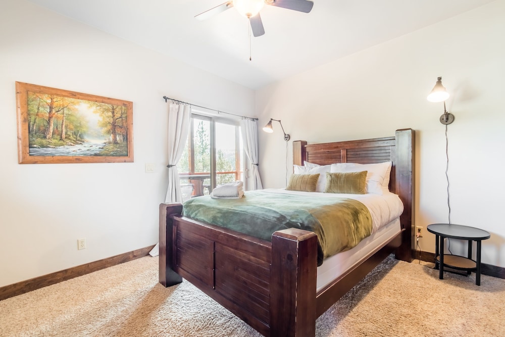 Lakefront Lodge by Avantstay Lakefront Cabin w Hot Tub