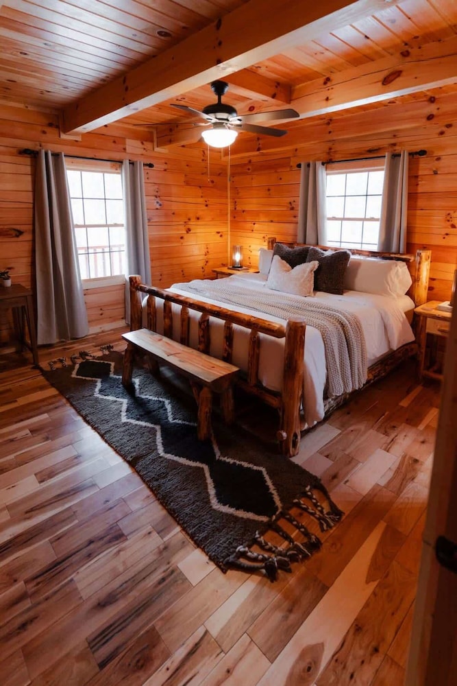 Sleeps 16! Luxury Cabin With Game Room & Hot Tub