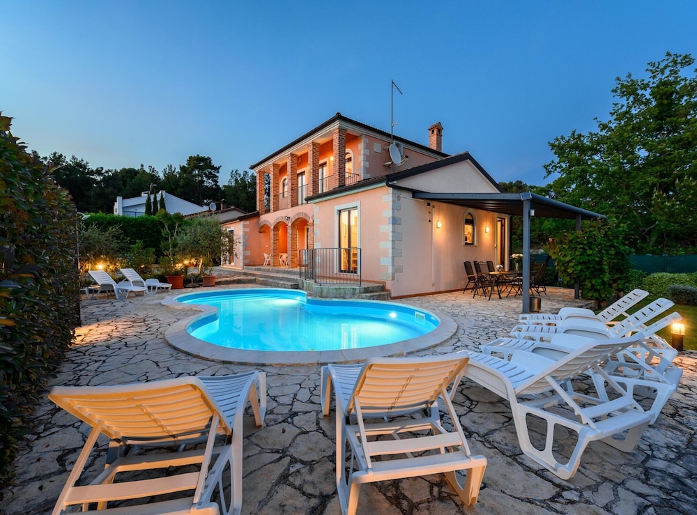 Villa in Visnjan With Private Heated Pool