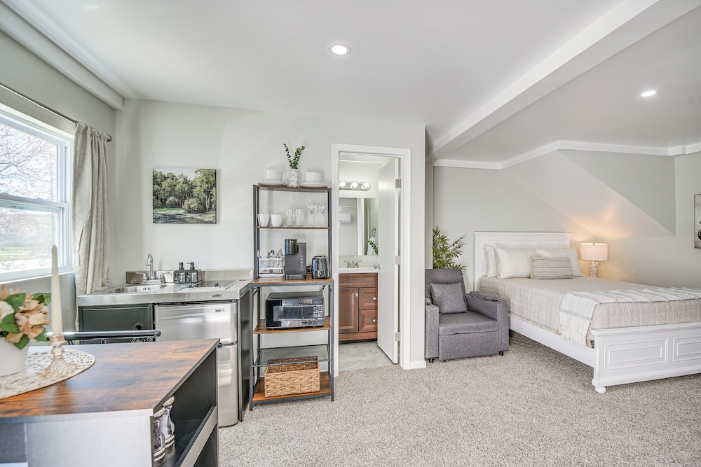 11 Mi to Virginia Beach Boardwalk: Studio Retreat!