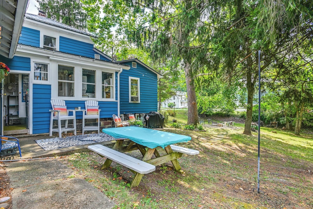 Boat & Unwind! Charming Atwood Lake Farmhouse