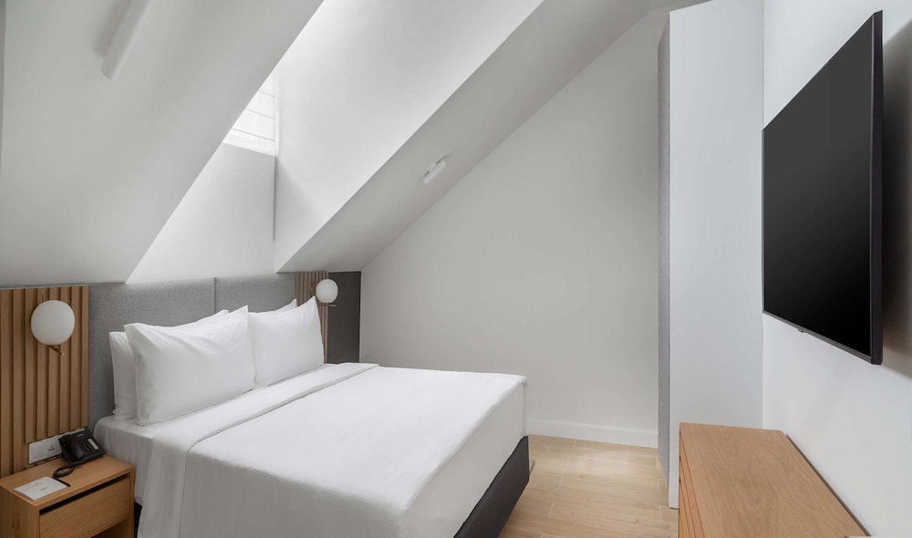 The Basilian Minsk, Curio Collection By Hilton view 4
