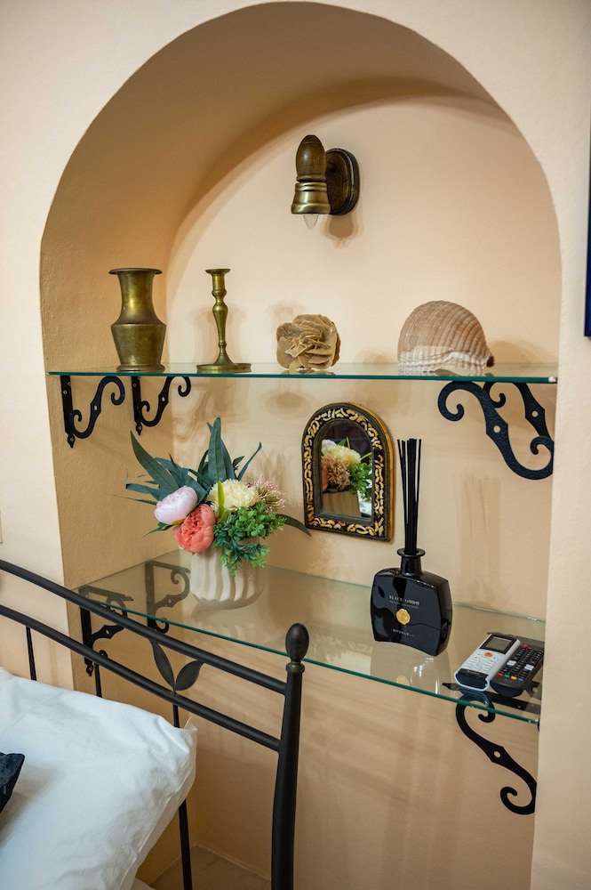 Amoret Apartments