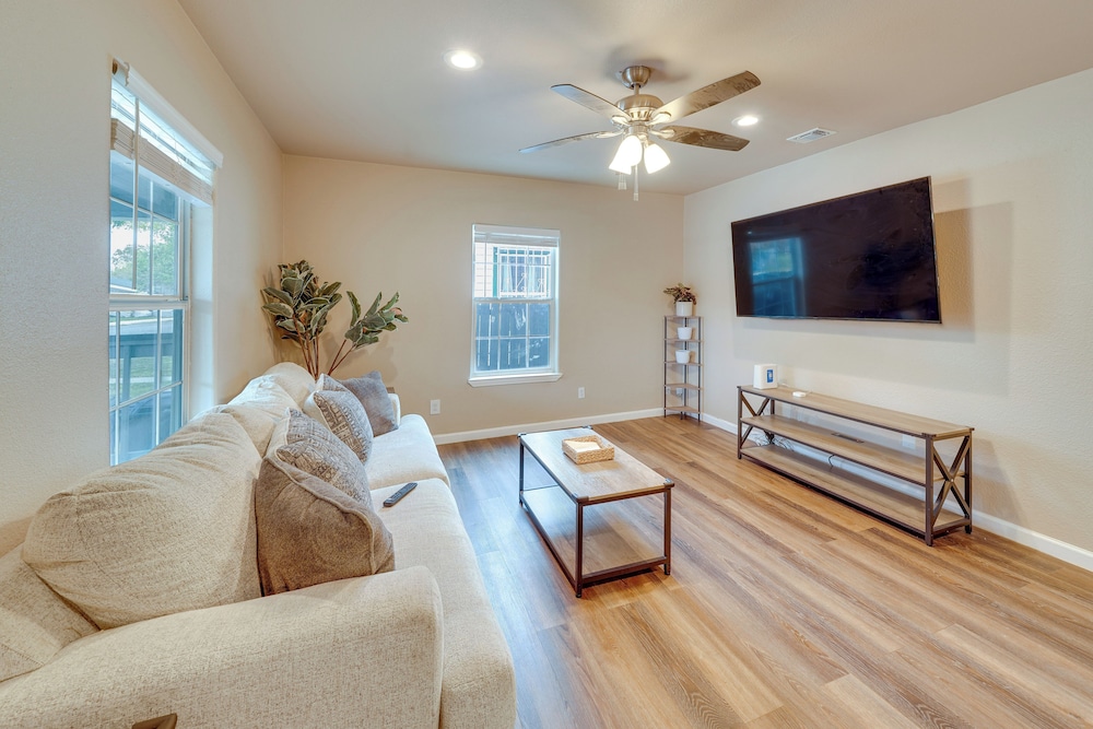 < 1 Mi to Frost Bank Center: Home w/ Deck + Grill!
