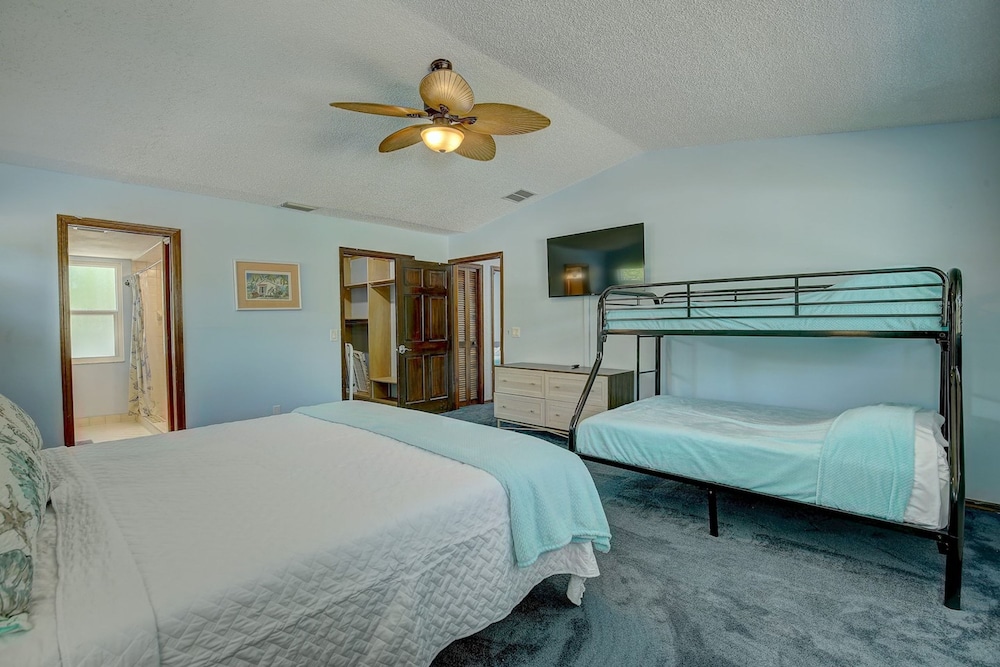 Spacious 4 3 Retreat- Heated Pool-playroom