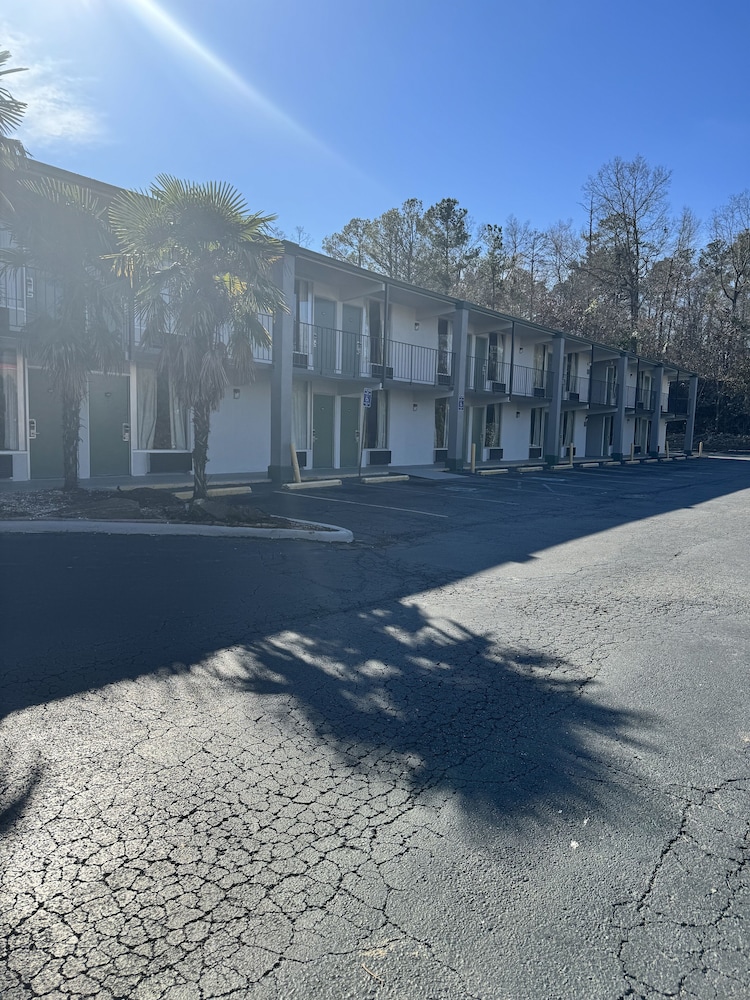 Milledgeville Vacations - Heritage Inn Milledgeville GA - Property Image 4