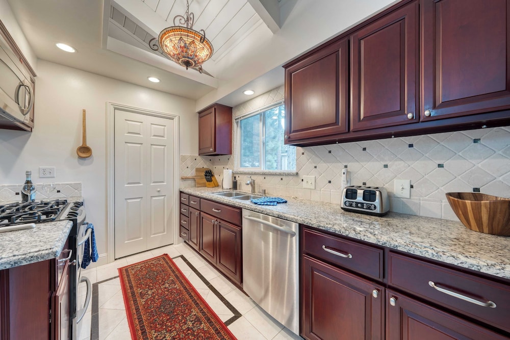 Ski Way by Avantstay Cozy Tahoe Home w/ Fireplace & Balcony