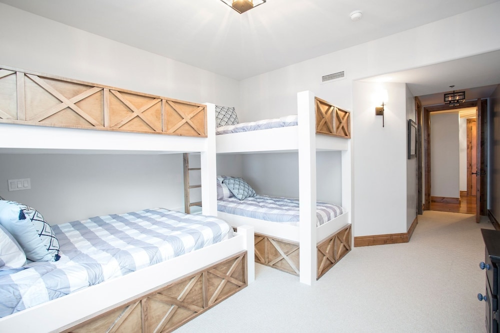 Grand Lodge - Five Bedroom #402 - Ski-in/ski-out 5 Condo