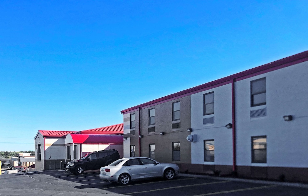 Sedalia Vacations - Econo Lodge Truman Inn - Property Image 10