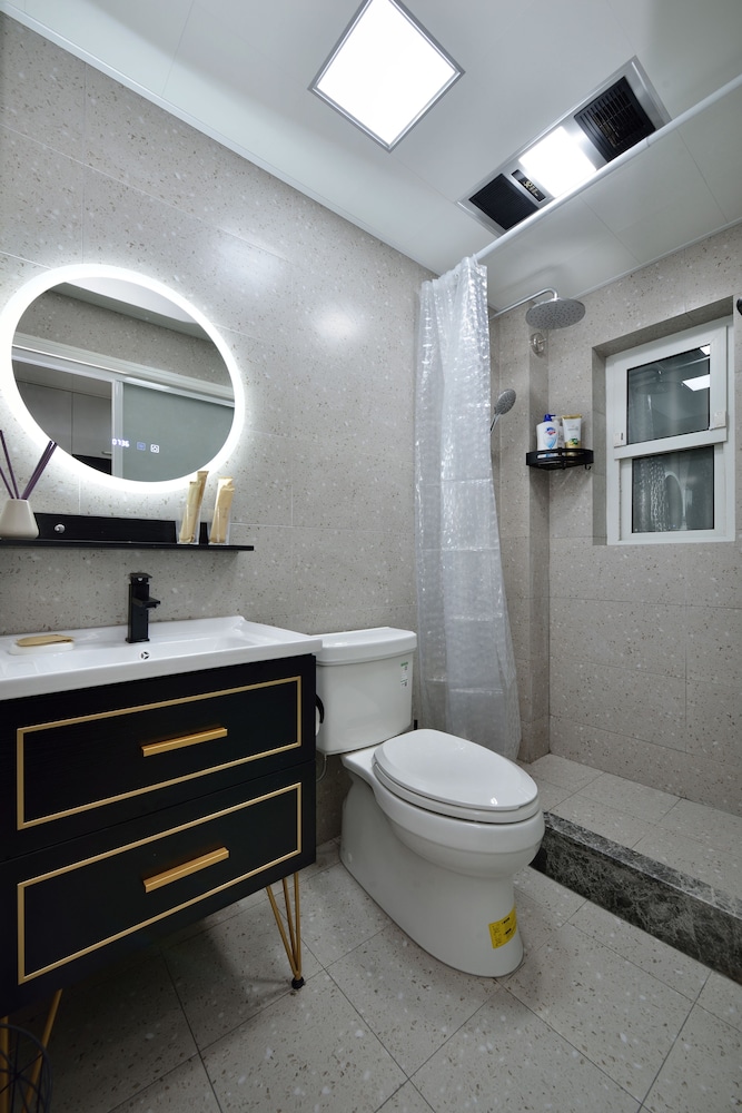 Newly Renovated 1BDR Apt Old Shanghai