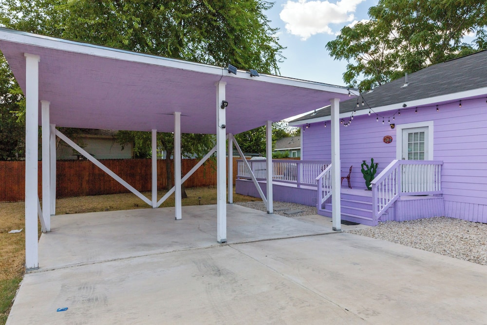 Walk to Alamodome! Stylish Home w/ Private Parking