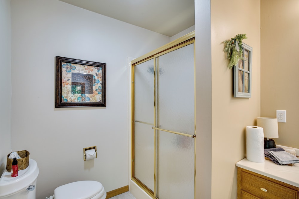 Spacious Family Villa w/ Decks in Chilton!