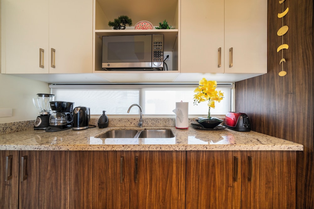Modern PH with 2 Br & Pool at Arena 509