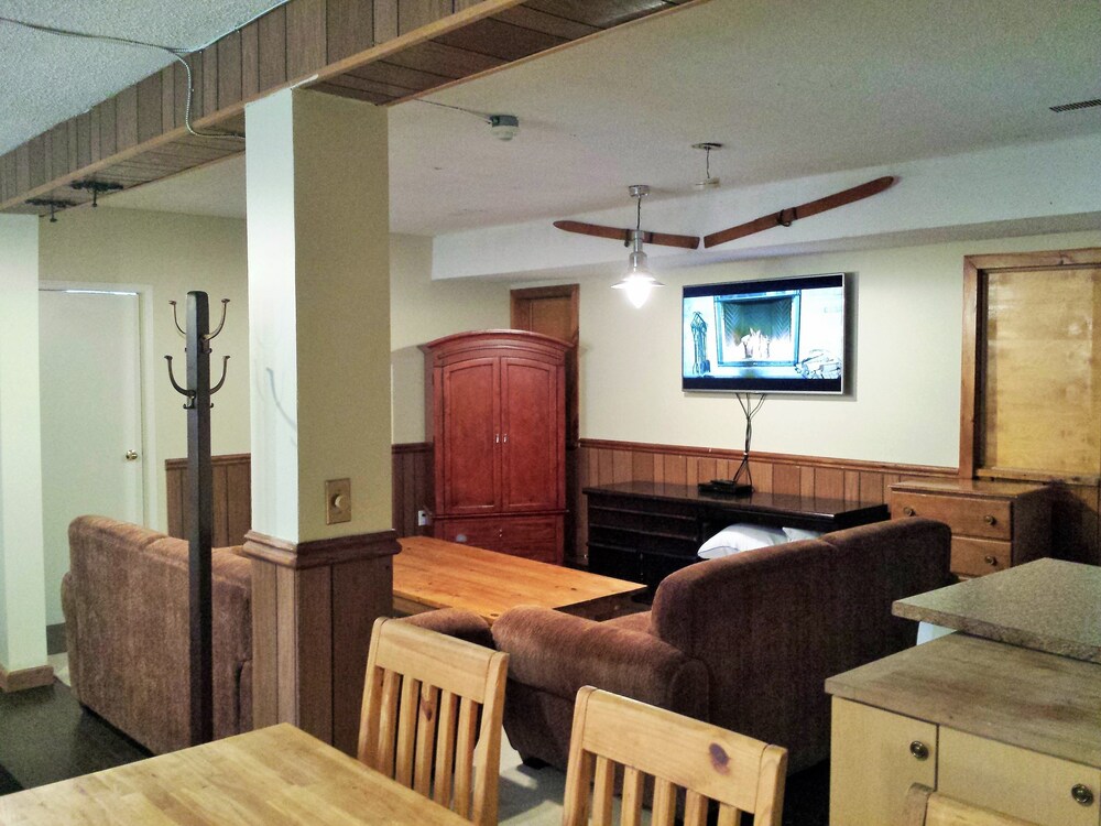 4 Bedroom Blue Mountain Rental with Hot Tub