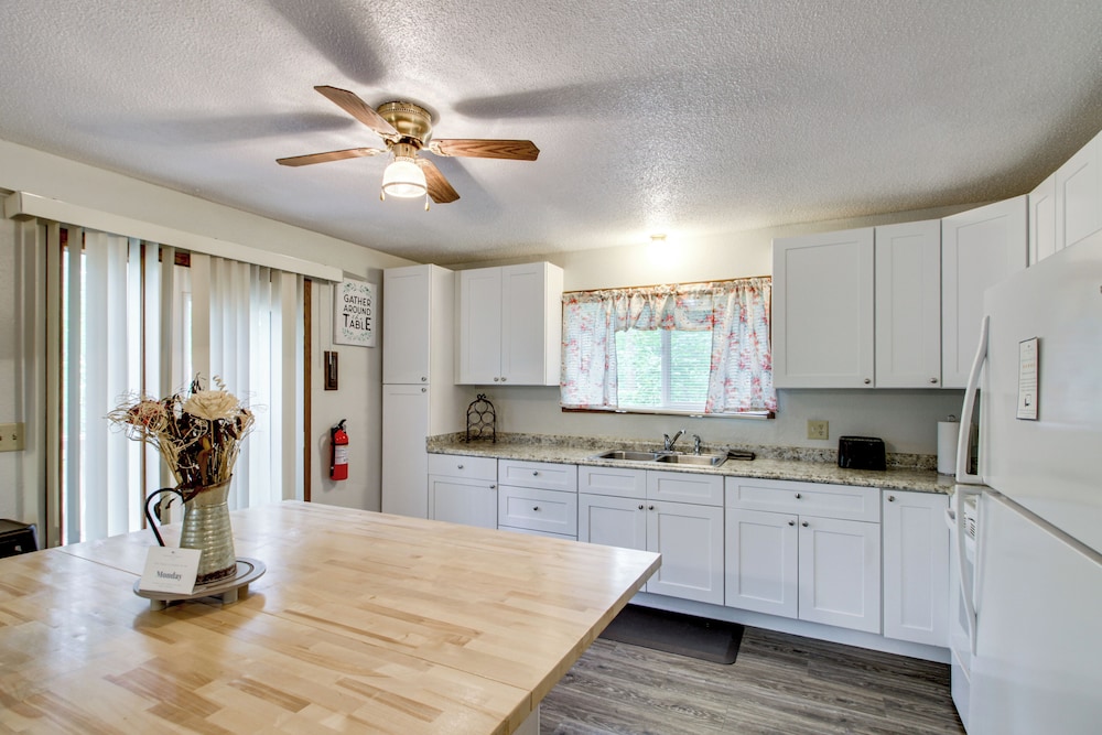 Near Lakes: Updated Family Home w/ Deck in Cushing