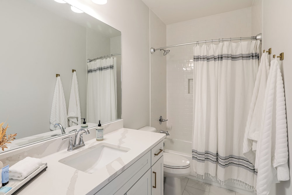 3 Mi to Ole Miss, New Build: Inviting Townhome!